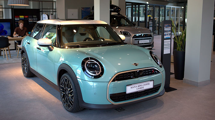 Vediamo una MINI azzurra in esposizione all'interno di una concessionaria di Ceccato Motors